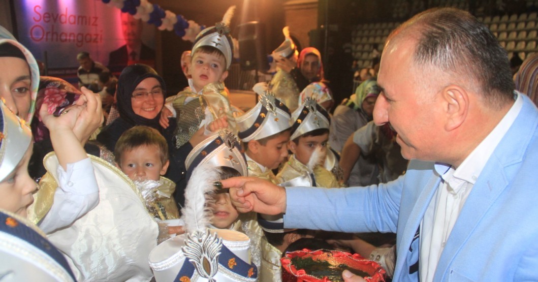 Orhangazi Belediye'sinin Toplu Sünnet Söleninin Kina Gecesi Turgut Ünlü Açik Hava Tiyatrosu’nda Yapildi 
