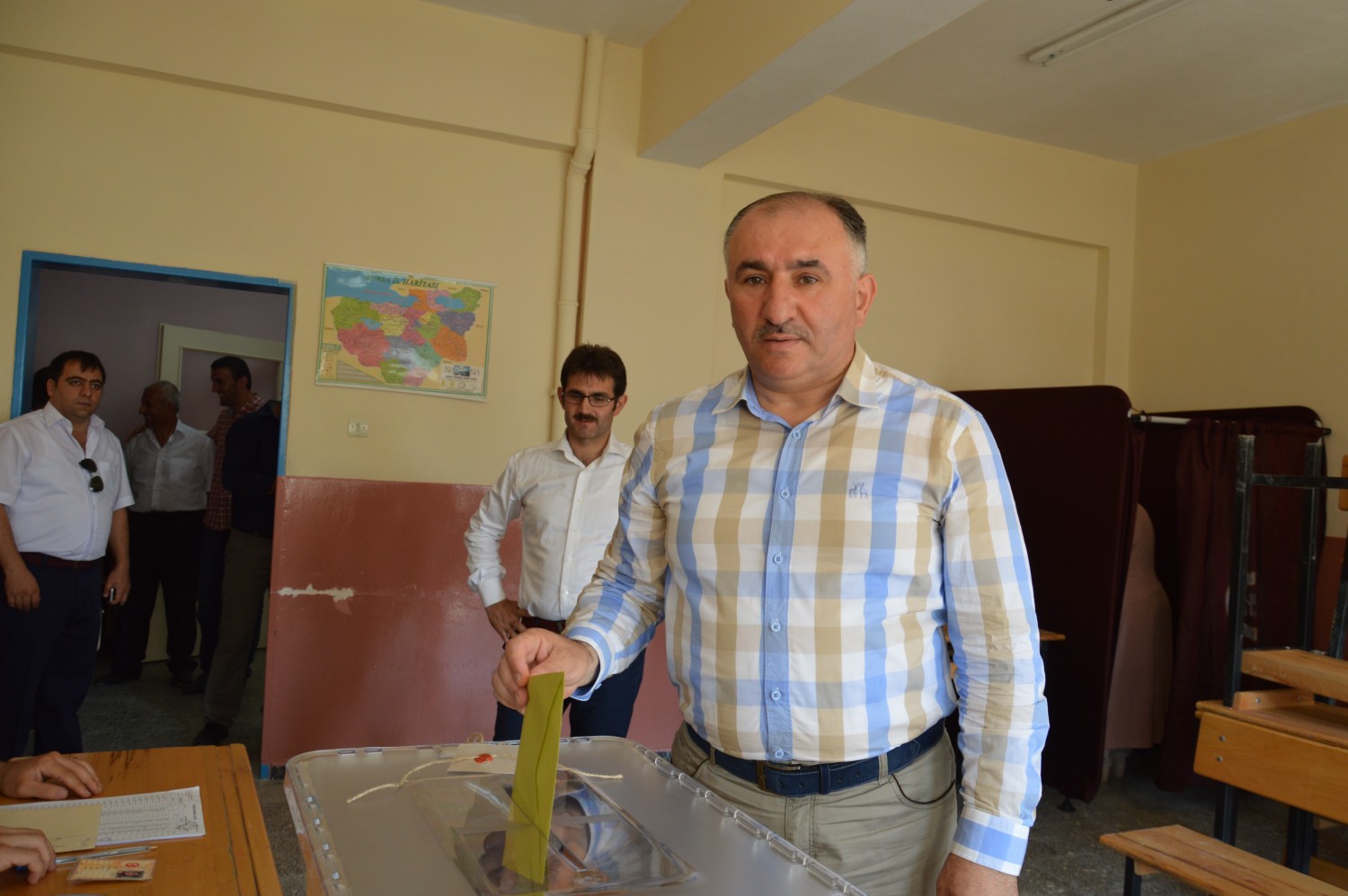 Belediye Baskani Neset Çaglayan Kiz Meslek Lisesi’nde Oyunu Kullandi 