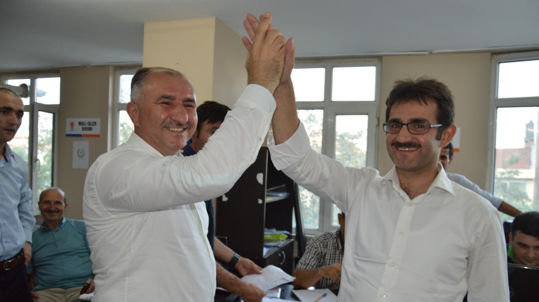 Belediye Baskani Neset Çaglayan Sandiklardan Gelen Sonuçlari Heyecanla Takip Etti 