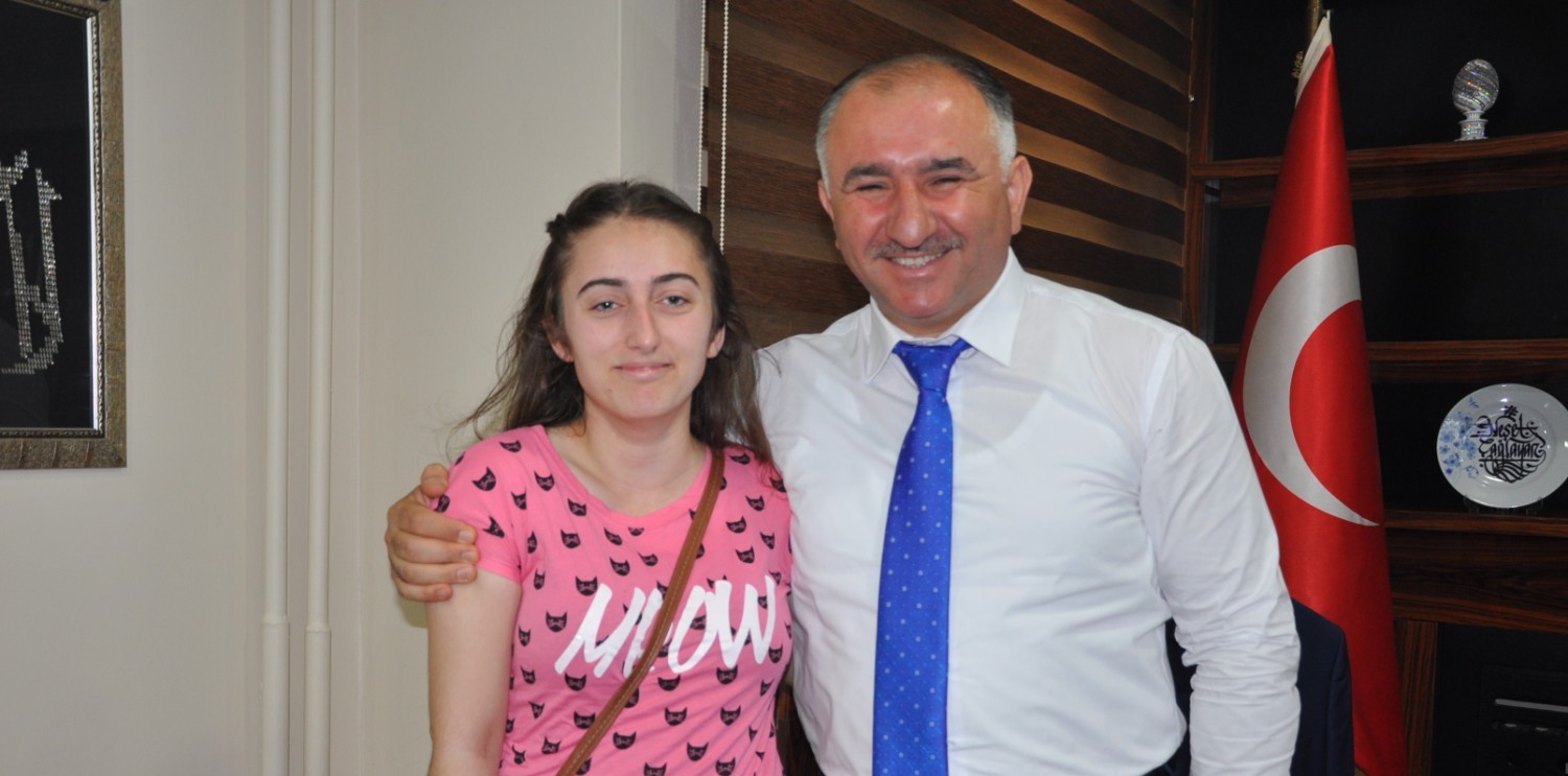 Belediye Baskani Neset Çaglayan’dan Duyma Engelli Eslem Erman’a hayatinin en Güzel Hediyelerinden Birisini Verdi 