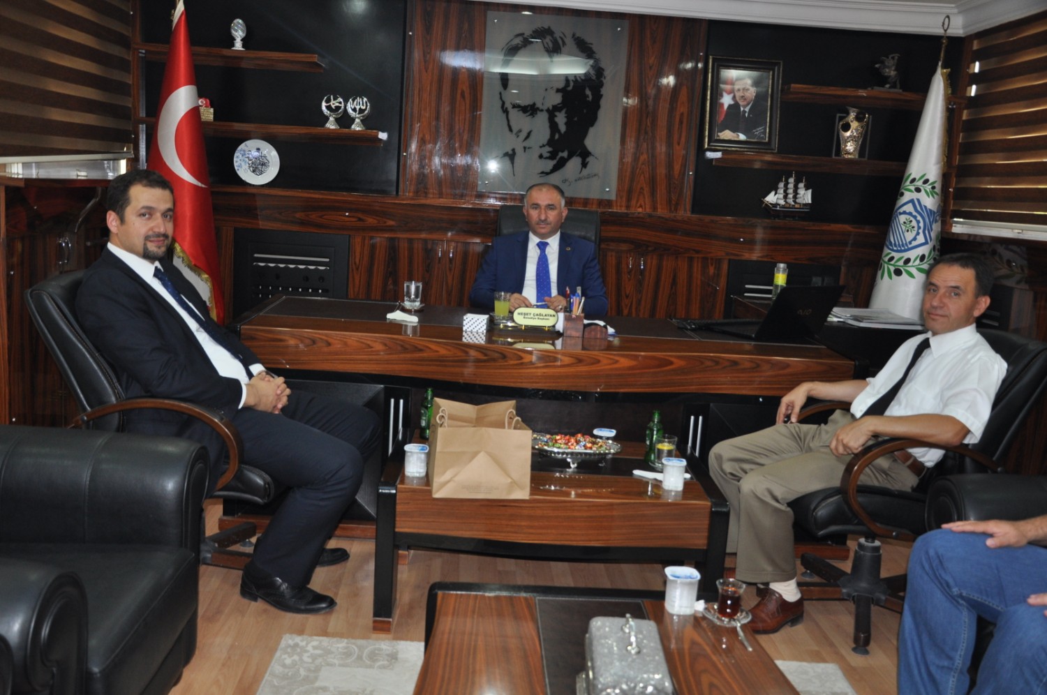 Sirena Marine Yat ve Yelkenli Üretim Fabrikasinin Üst Düzey Yöneticileri Fatih Okur ve Neset Yildiz Belediye Baskani Neset Çaglayan’i Makaminda Ziyaret Etti 