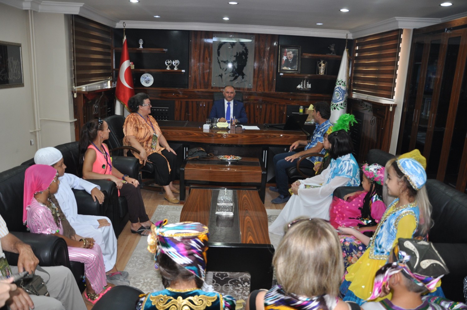 2.Dede Korkut Uluslararasi Halkoyunlari Festivali Için Orhangazi’ye Gelen 7 Ülkenin Folklor Ekipleri Belediye Baskani Neset Çaglayan’i Makaminda Ziyaret Etti 