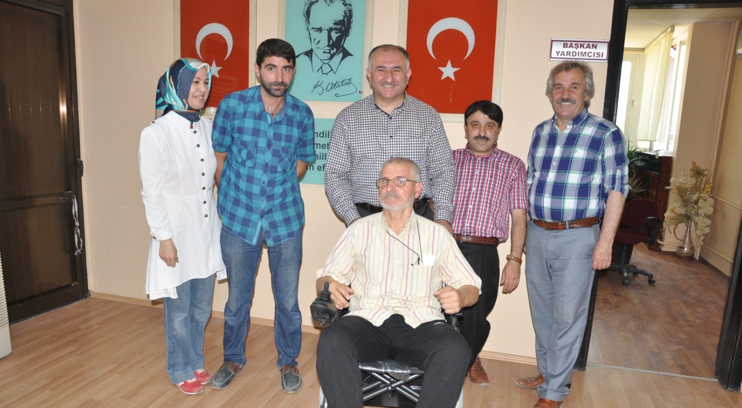 Belediye Baskani Neset Çaglayan Rüstü Yalçin’a Söz Verdigi Akülü Araci Teslim Etti 