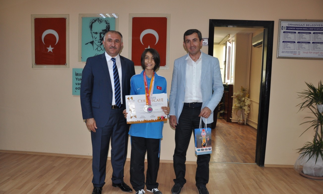 Karatede Aldigi Dört Büyük Derece Ile Orhangazi’nin Adini Duyuran Fatma Satik Belediye Baskani Neset Çaglayan'i Makaminda Ziyaret Etti 