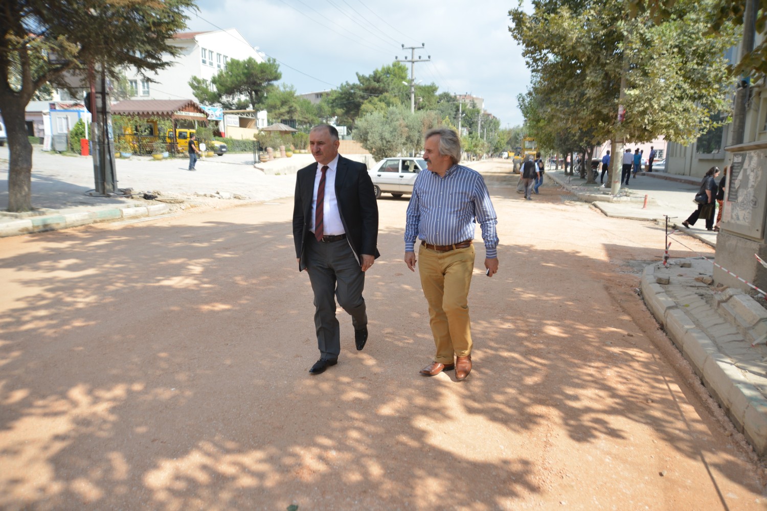 Belediye Baskani Neset Çaglayan Gemlik Caddesi Üzerinde Devam Eden Asfalt Çalismalarini Yerinde Inceledi 