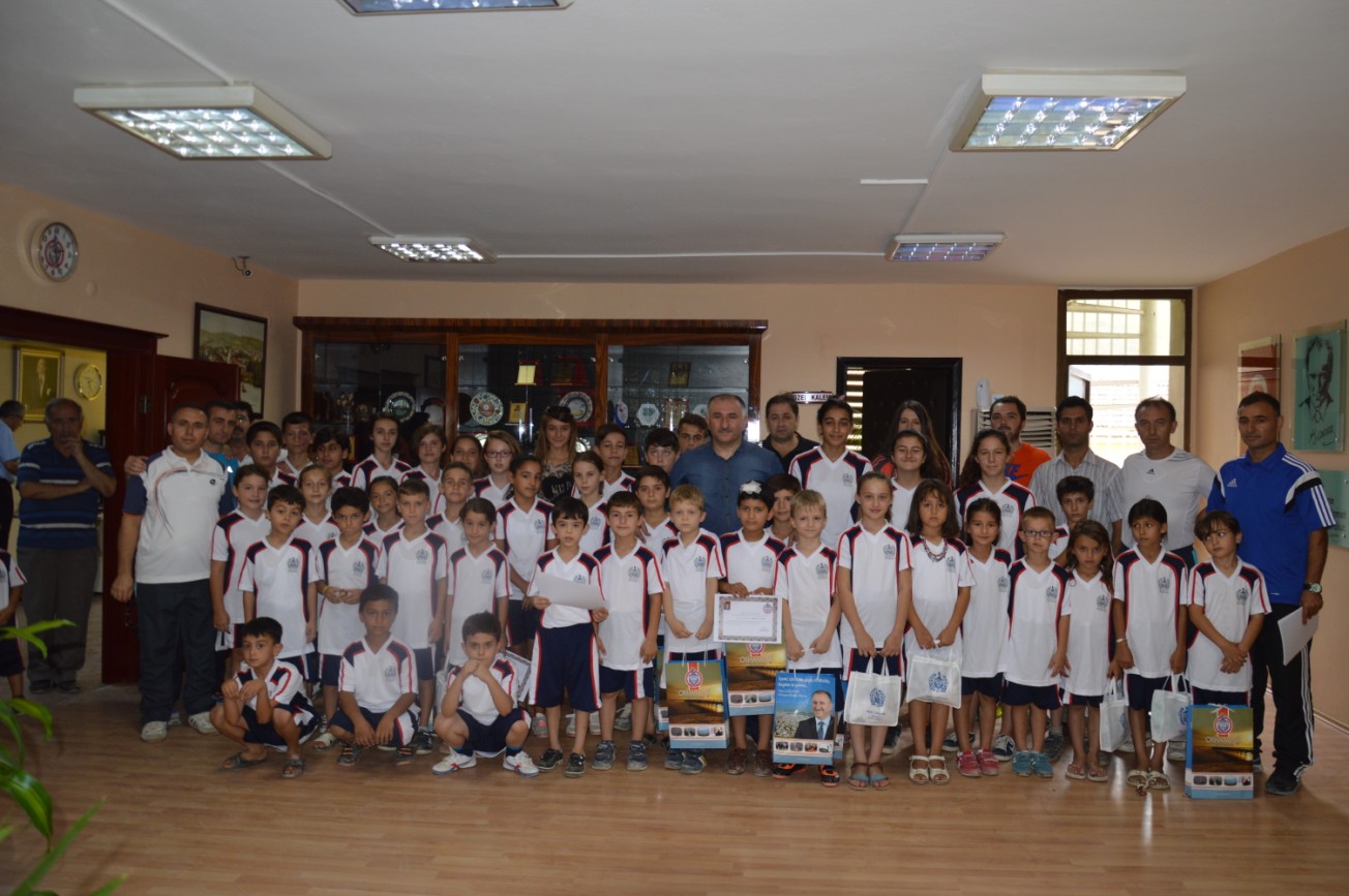 2014 Yili Yaz Spor Okulunun Kapanis Töreni Belediye Baskanligi Makaminda Yapildi 