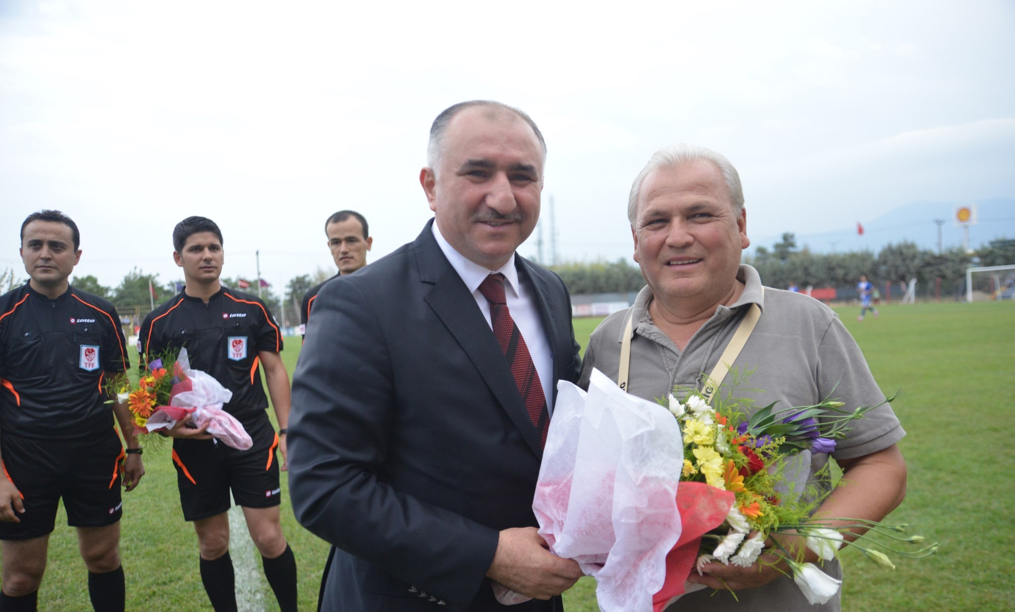 Belediye Baskani Neset Çaglayan Ilçe Stadyumunda Oynanan 3.Lig 3.Grup Maçi Öncesinde Hakemlere ve Konuk Takima Çiçek Verdi 