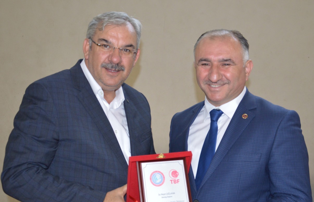 Basketbola Katkilarindan Dolayi Belediye Baskani Çaglayan'a Plaket Verildi 