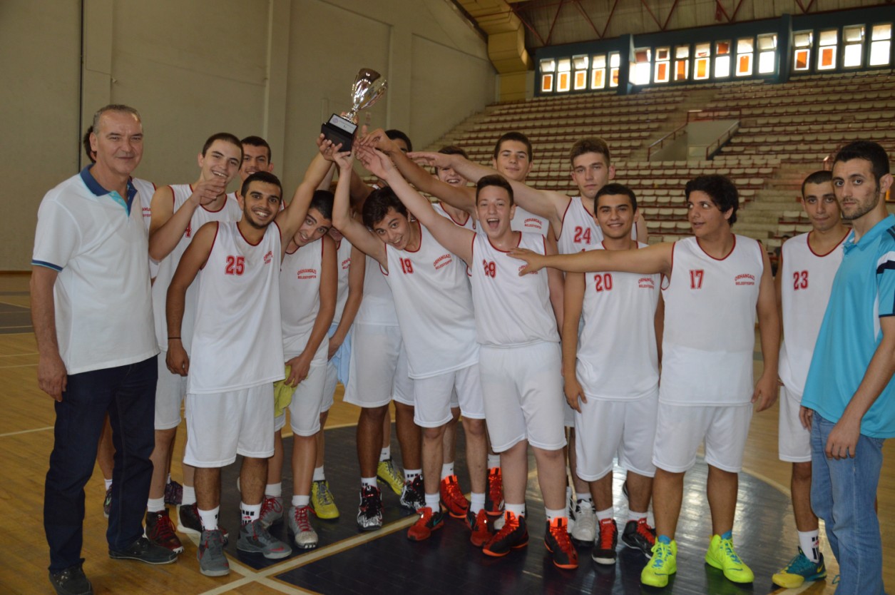 Orhangazi Belediyespor Basketbol Takimi Orhangazi’nin Düsman Isgalinden Kurtulusunun 92. Yili Münasebetiyle Düzenlenen Maçta Kazandiklari Kurtulus Kupasi’ni Belediye Baskani Neset Çaglayan'a Hediye Etti 