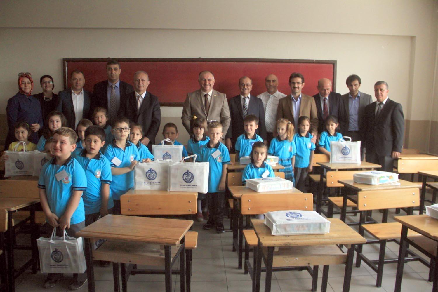 Belediye Baskani Neset Çaglayan, Bu Yil Birinci Sinifa Baslayan Ilçe Genelindeki Toplam 1121 Minik Ögrenciye Egitim Seti Dagitti 