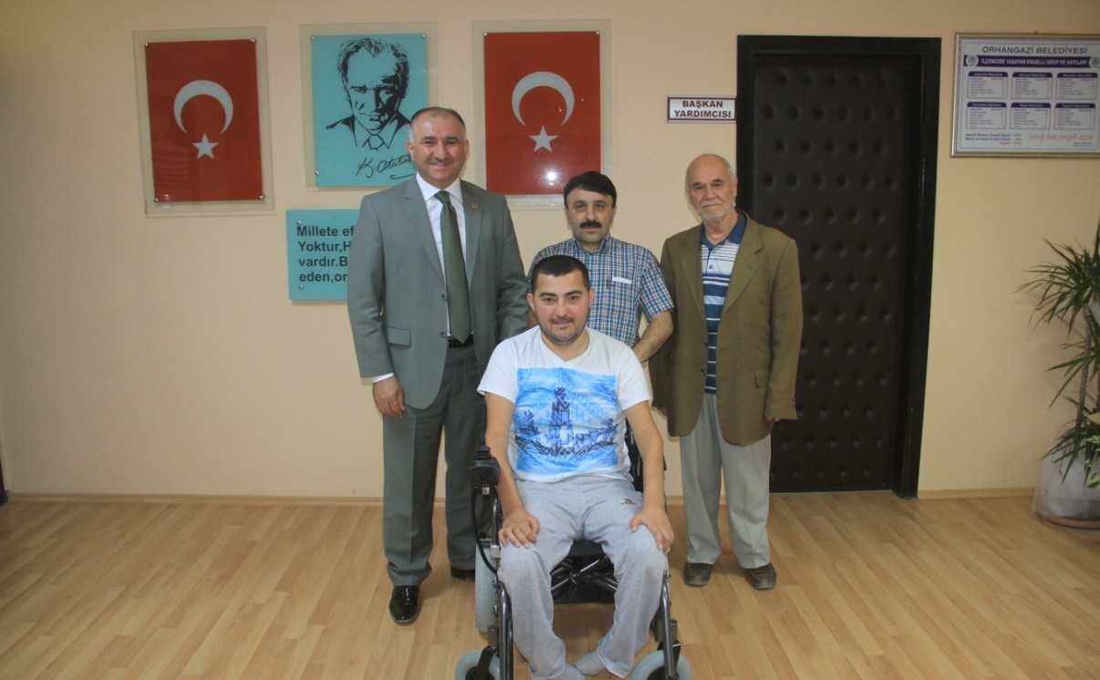 Belediye Baskani Neset Çaglayan, Hasan Polat'a Elektrikli Sandalye Hediye Etti 