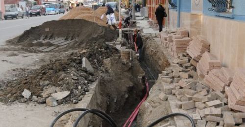 Elektrik Hatlari Yeraltina Aliniyor 