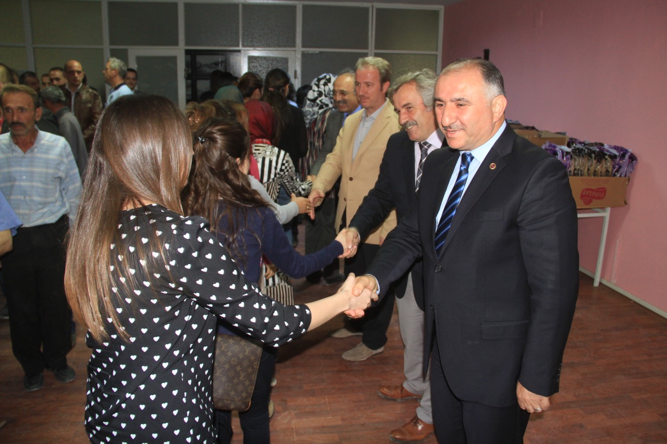 Belediye Baskani Neset Çaglayan Personelle Bayramlasti 