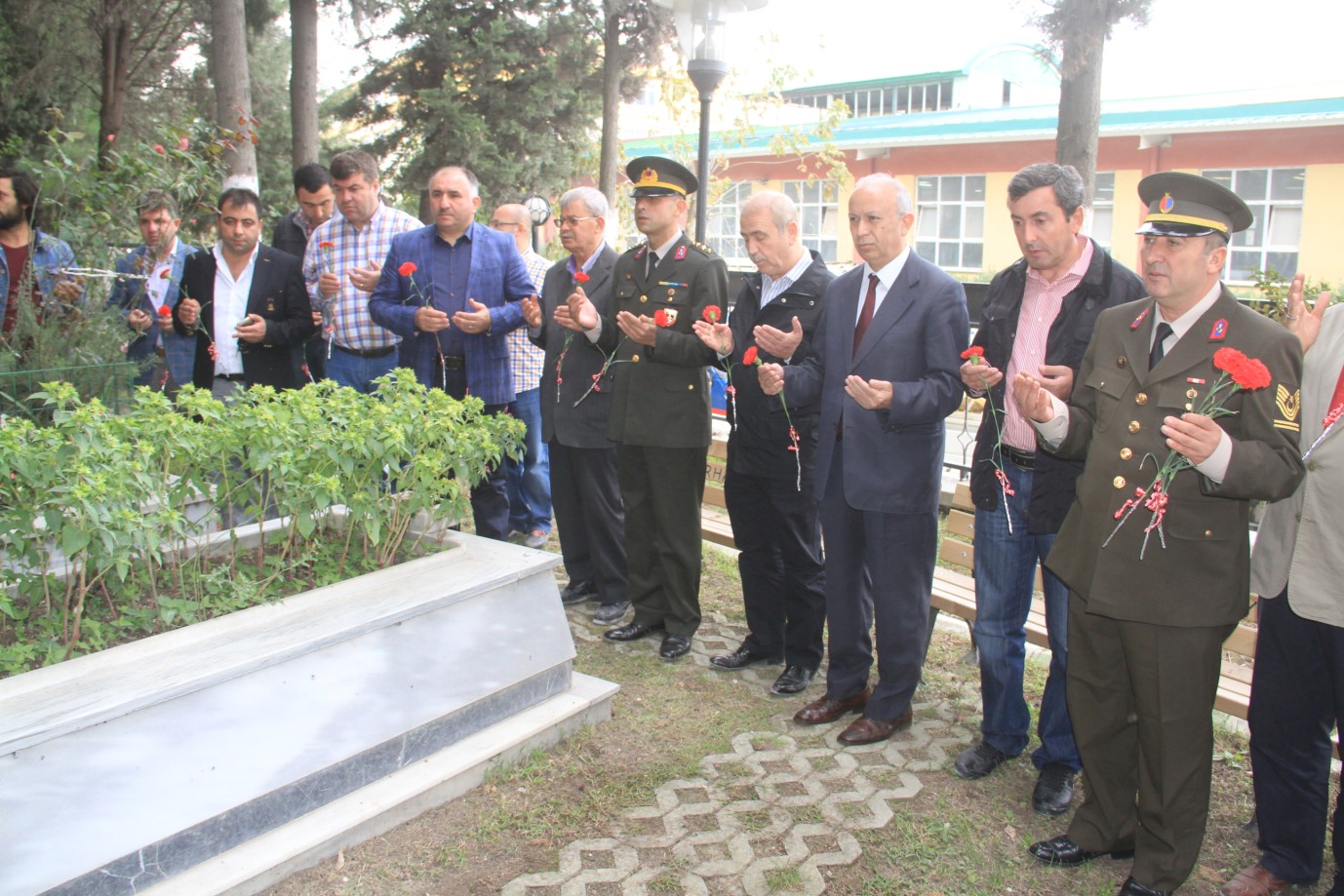 Belediye Baskani Neset Çaglayan Orhangazi Sehitligini Ziyaret Etti 