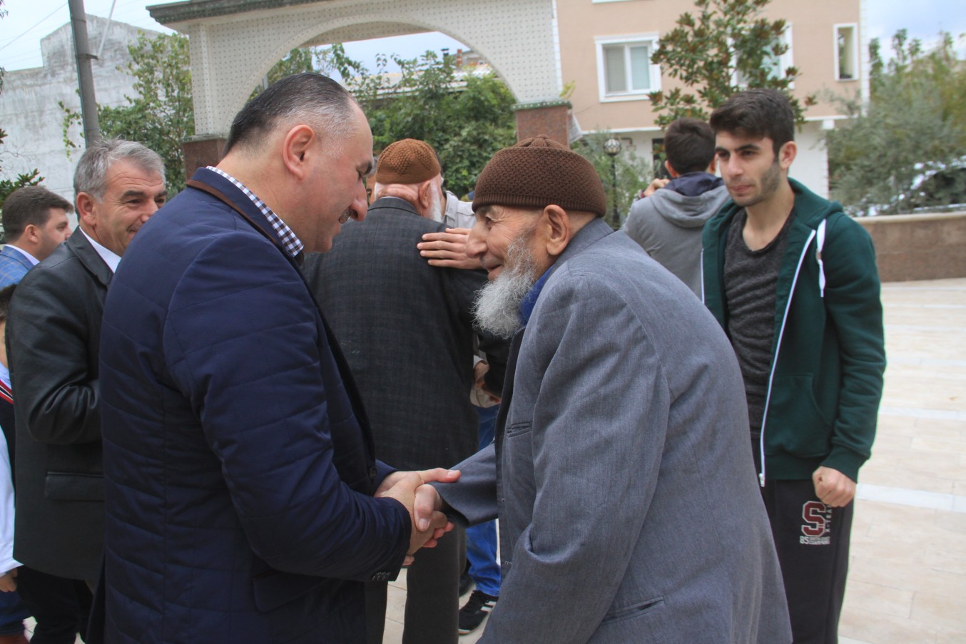Belediye Baskani Neset Çaglayan, Bayram Namazi Sonrasi Vatandaslarla Bayramlasti 