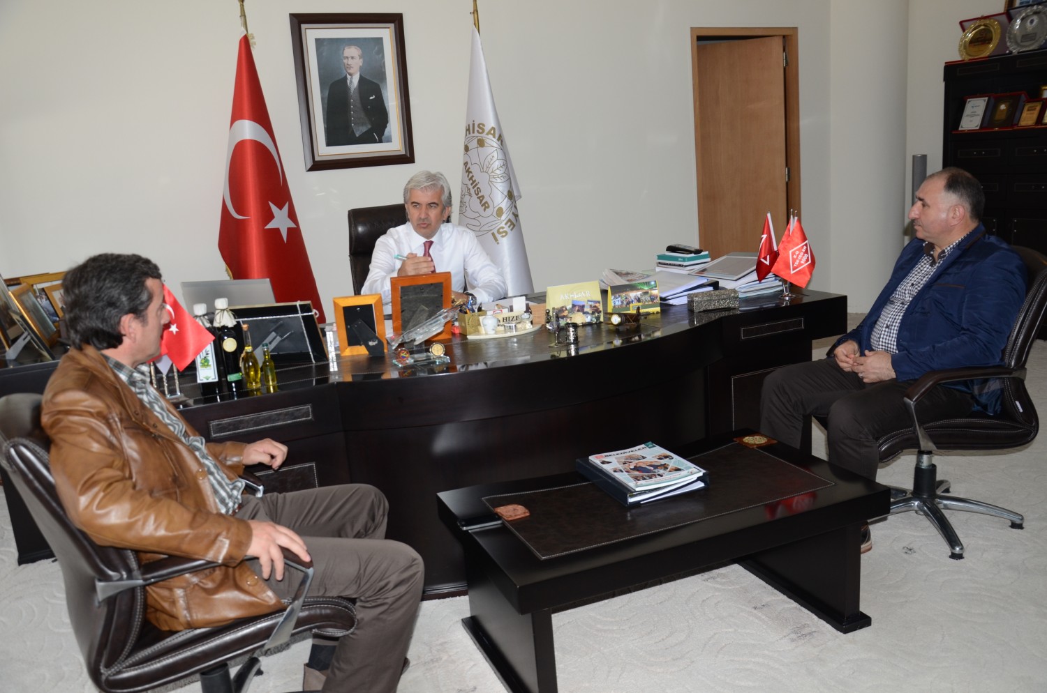 Belediye Baskani Neset Çaglayan, Manisa Akhisar Belediye Baskani Salih Hizli’yi Makaminda Ziyaret Etti 