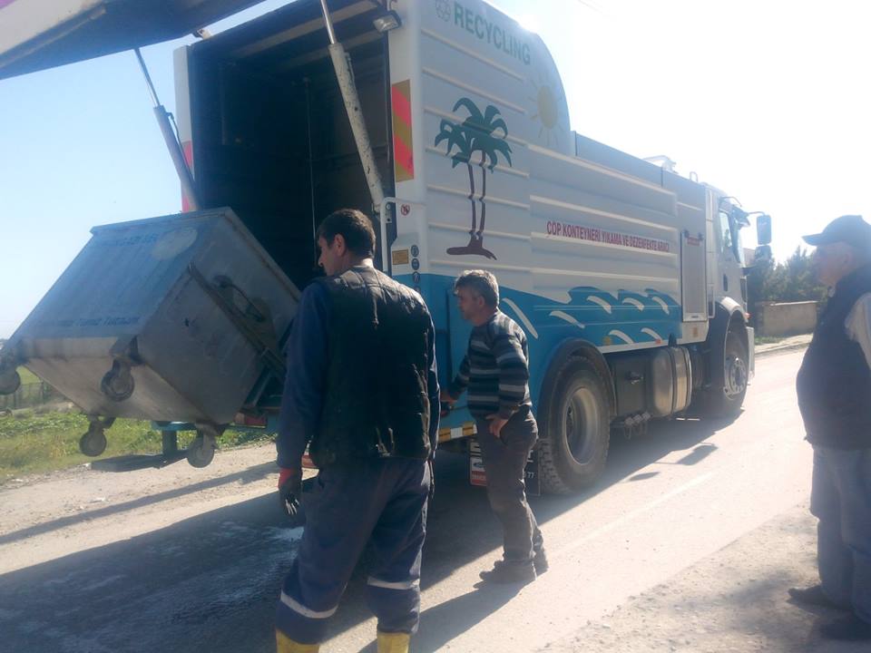 Çöp Konteynerleri Temizlenip Dezenfekte Ediliyor 
