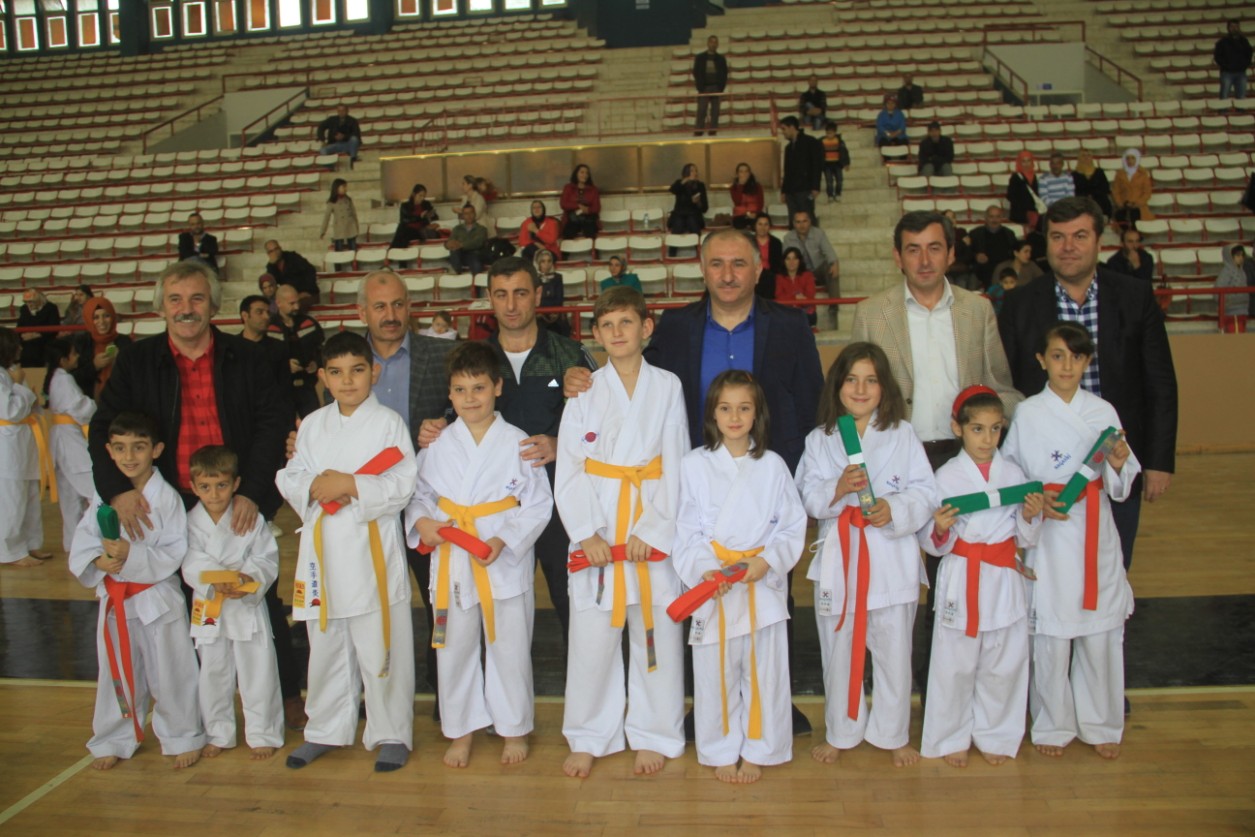 Üst Kusaga Geçen Kareteciler, Kusaklarini Belediye Baskani Neset Çaglayan'dan Aldi 