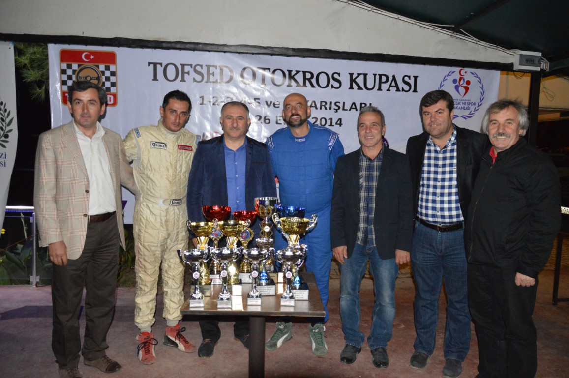 Otokros Yarislarinda Basarili Olan Pilotlar Ödüllerini Belediye Baskani Neset Çaglayan'dan Aldi 