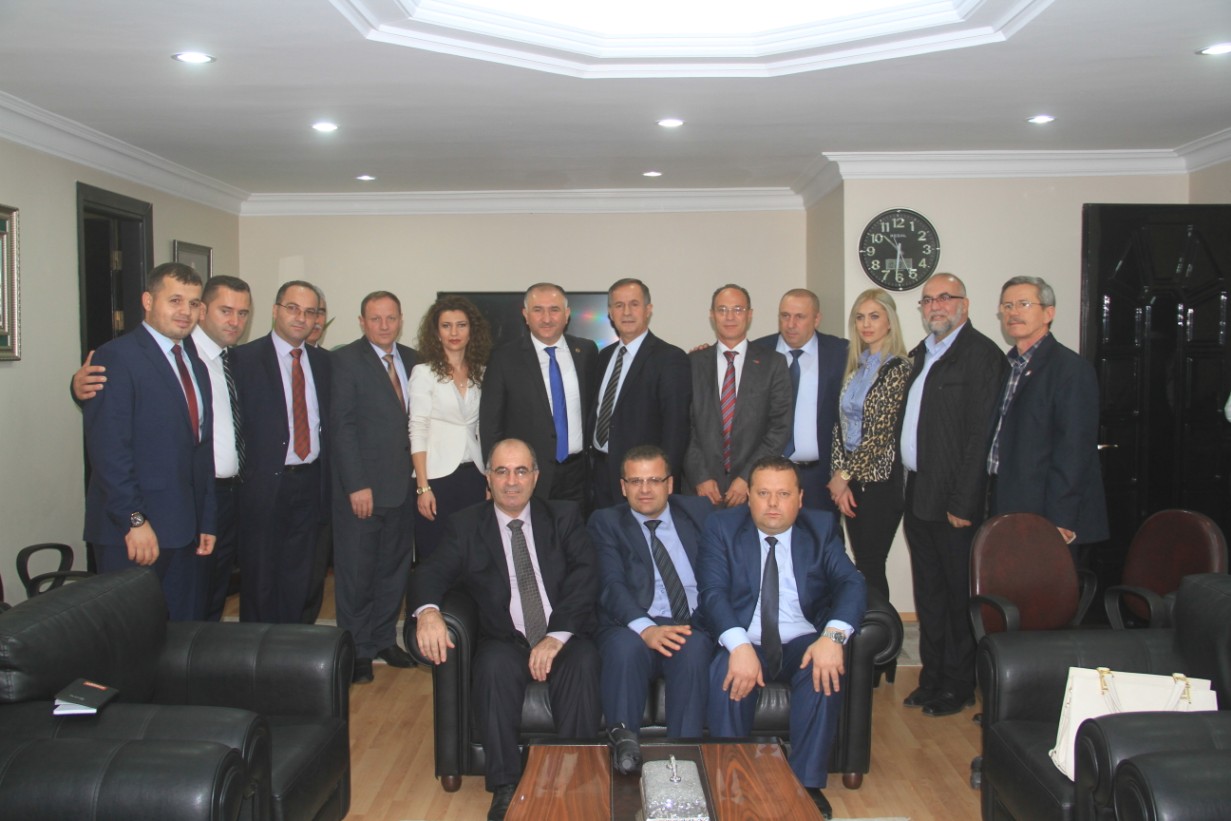 Kosova Maliseva Belediye Baskani Ragib Bega, Belediye Meclis Üyeleri ve Beraberindeki Daire Amirleri Belediye Baskani Neset Çaglayan'i Makaminda Ziyaret Etti 