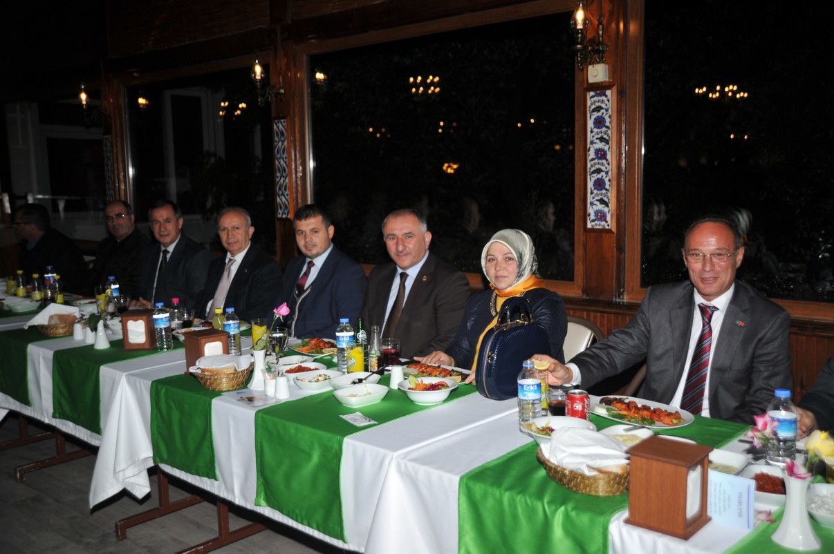 Belediye Baskani Neset Çaglayan, Kosova Maliseva Belediye Baskani ve Heyetine Aksam Yemegi Verdi 