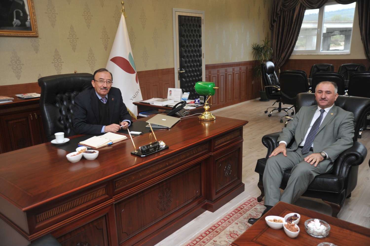 Belediye Baskani Neset Çaglayan, Yalova Üniversitesi’nin Rektörü Prof.Dr.M.Niyazi Eruslu’yu Makaminda Ziyaret Etti 