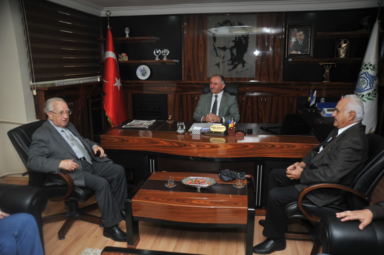 Bursa Eski Valisi Zekaii Gümüsdis Belediye Baskani Neset Çaglayan’i ziyaret ederek, görevinde basari diledi 