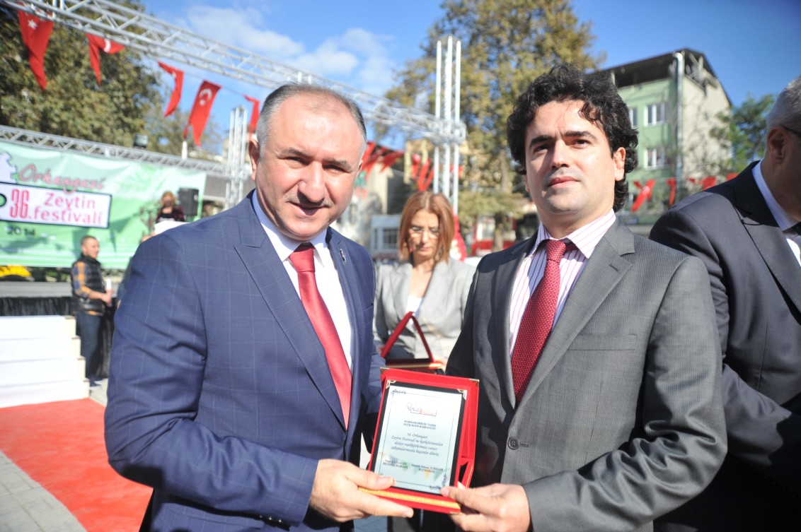 Belediye Baskani Neset Çaglayan, Zeytin Festivalindeki Yarismalarda Dereceye Giren Yarismacilara Ödüllerini Verdi 