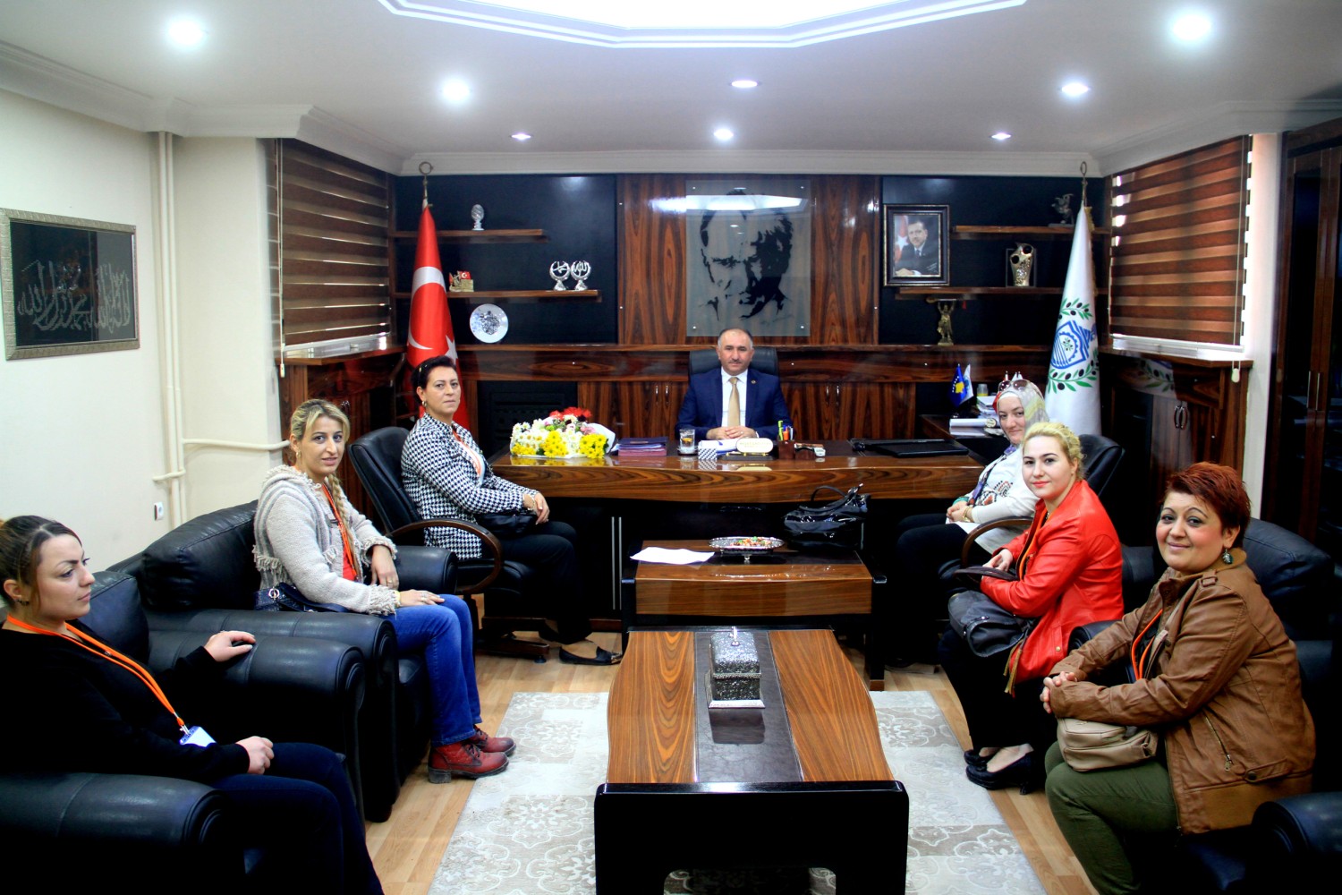 Yeni seçilen Atatürk Ilk ve Ortaokulu Okul Aile Birligi Baskani Asli Demirel ve Beraberindeki Ögrenci Velileri Baskan Çaglayan’i Makaminda Ziyaret Etti 