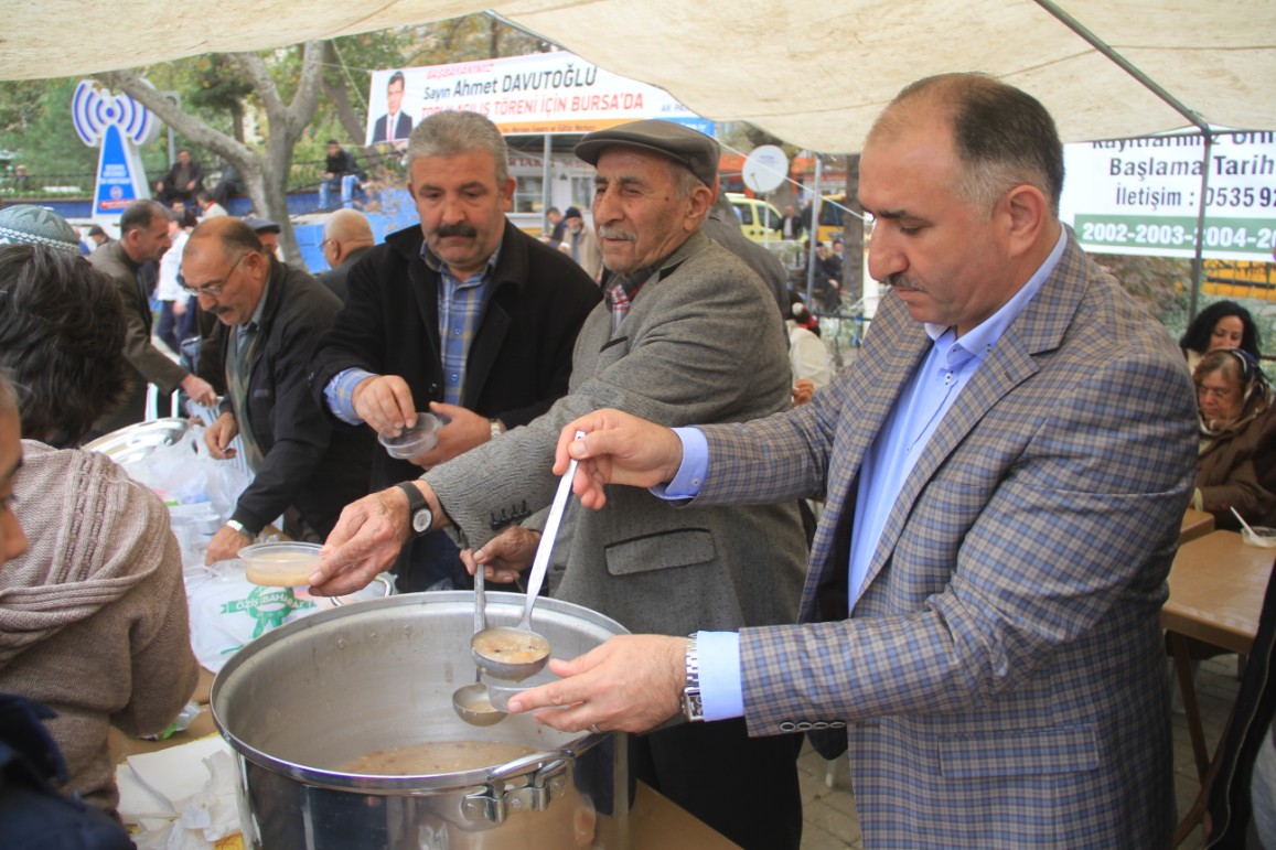 Belediye Baskani Neset Çaglayan, Cem Vakfi Orhangazi Subesi tarafindan Cumhuriyet Alani’nda Düzenlenen Asure Ikram Programinda Vatandaslara Asure Dagitti 