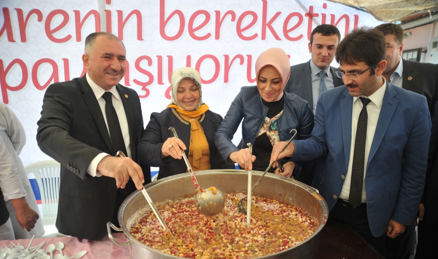 Orhangazi Belediyesi Kapali Pazaryeri Girisinde Iki Ayri Noktada Kurdugu Kazanlarda Iki Bin Kisiye Asure Dagitti 