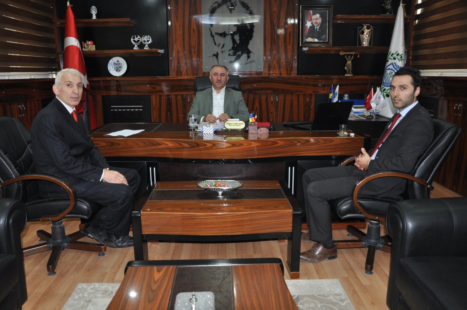 Örnekköy Orhan Öcalgiray Ilkögretim Okulu Müdürü Ömür Çetin, Belediye Baskani Neset Çaglayan’i Ziyaret Ederek Kendisine Tesekkür plaketi Takdim Etti 