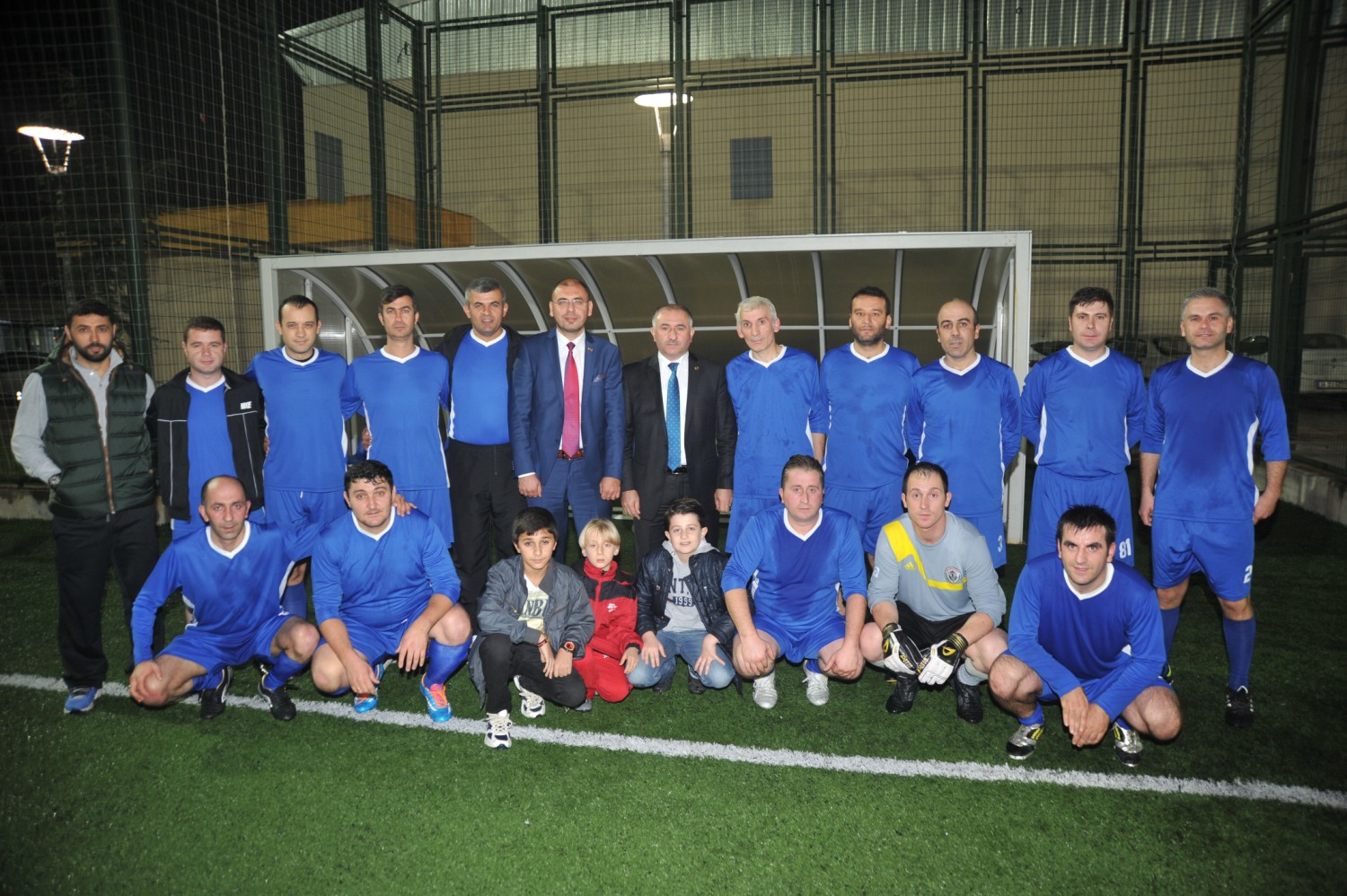 Belediye Baskani Neset Çaglayan, Büyüksehir Kupasi Futbol Turnuvasinda Orhangazi ile Gemlik Belediyeleri Arasinda Oynanan Maçi Izledi 