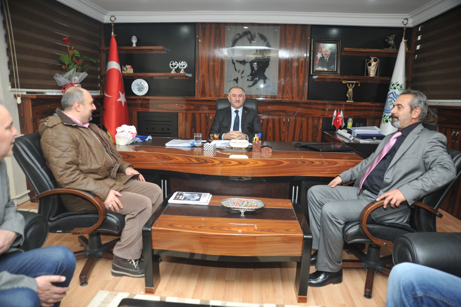 Lüleburgaz Belediyespor’un Kulüp Baskani Yavuz Avci ve Antrenörü Recep Akbulut, Belediye Baskani Neset Çaglayan’i Makaminda Ziyaret Etti 