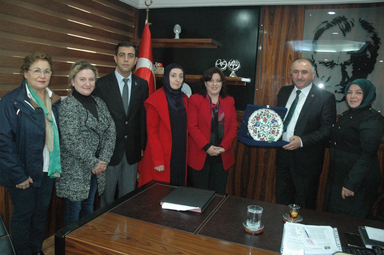 Iznik Kent Konseyi Baskani Havva Candar, Genel Sekreter ve Kent Konseyi Mensuplari ile Birlikte Belediye Baskani Neset Çaglayan’i Makaminda Ziyaret Etti 