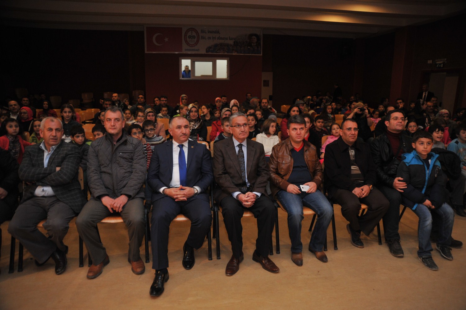 Belediye Baskani Neset Çaglayan, Dünya Çocuk Haklari Günü Nedeniyle Düzenlenen Tiyatro Gösterisini Izledi 