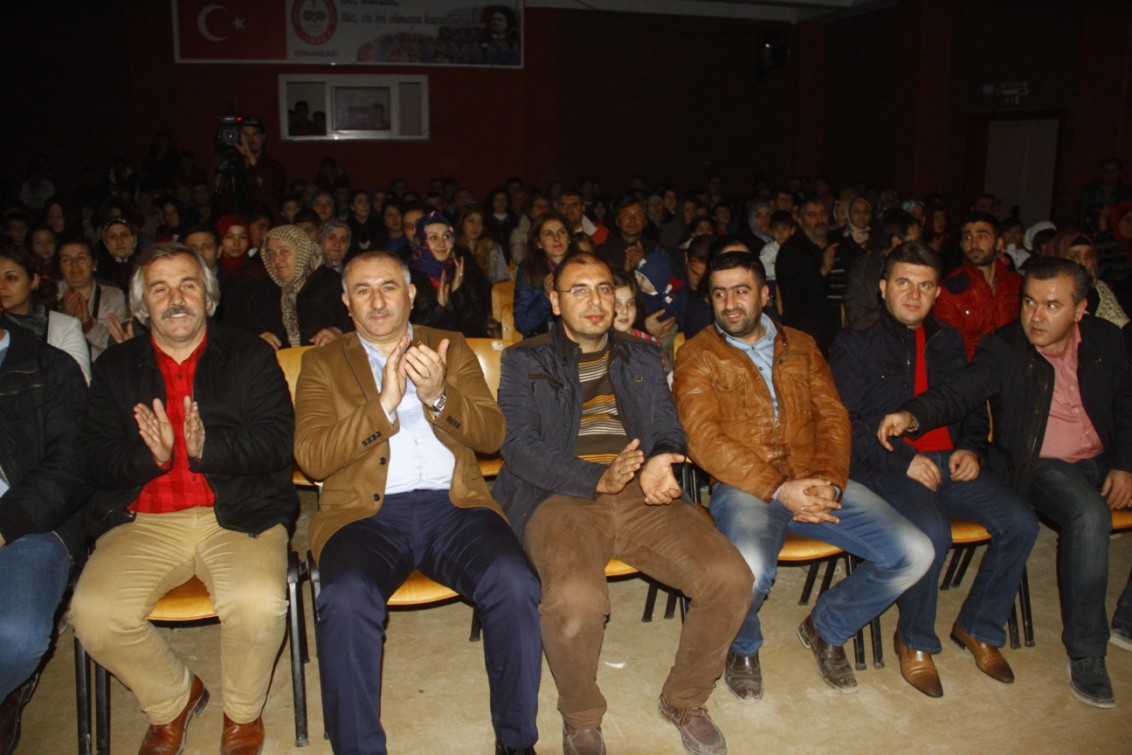 Belediye Baskani Neset Çaglayan, Orhangazi Kent Konseyi Tiyatro Çalisma Gurubunun Sahneledigi Oyunu Izledi 