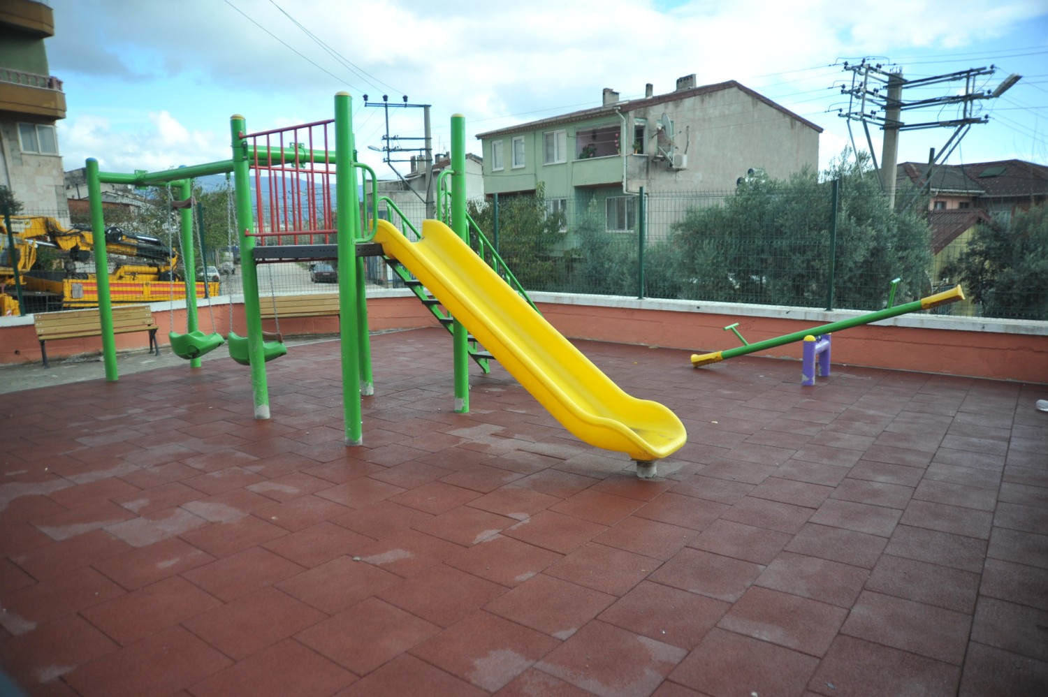 Çocuk Parklari ve Jimnastik Aletleri Yenileniyor 