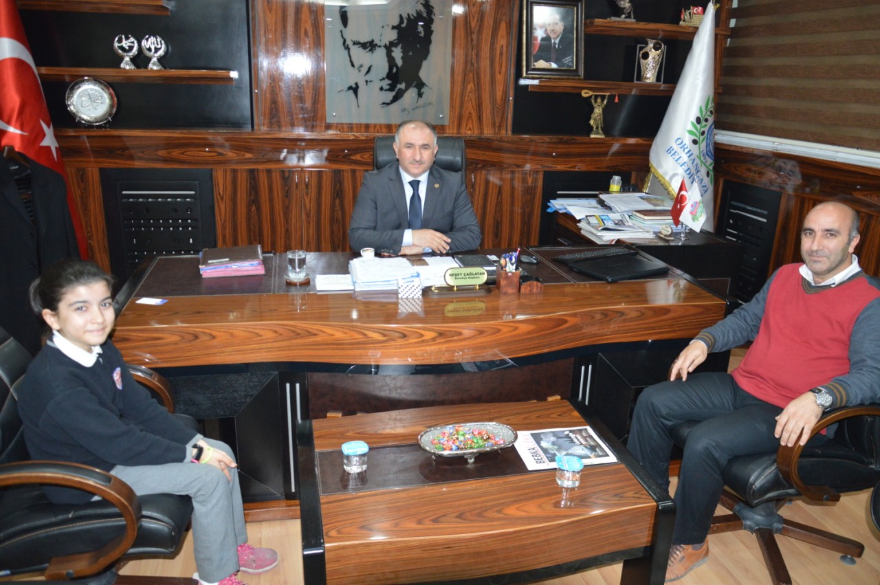 Belediye Baskani Neset Çaglayan, Siir Yarismasinda Üç Defa Birinci Olan Almina Tugba Bakir'a Tablet Hediye Etti 