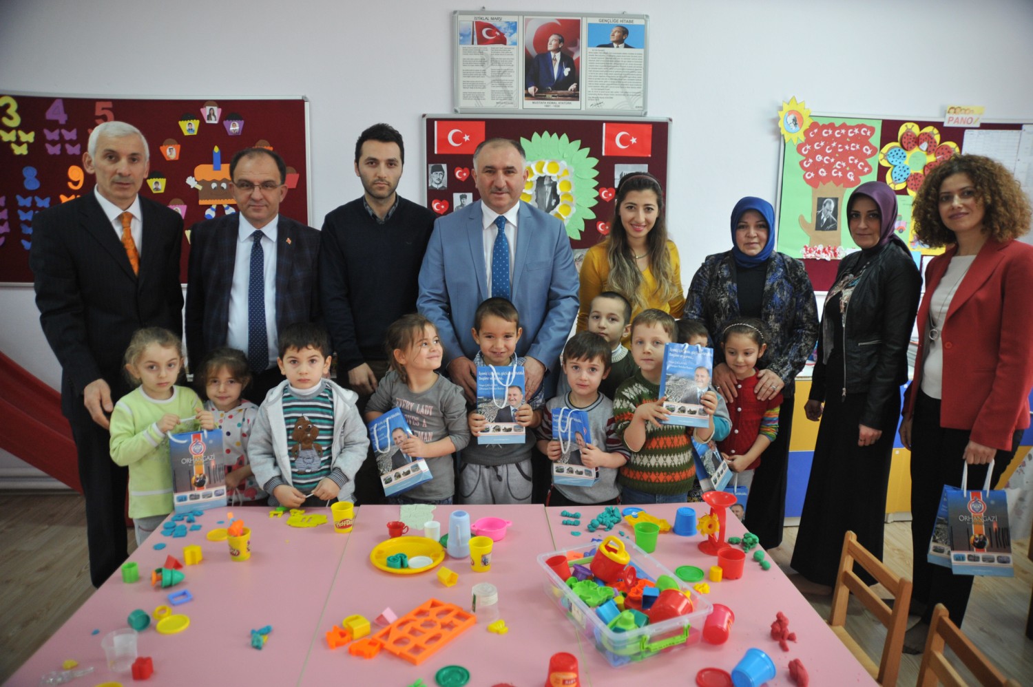 Orhangazi Belediyesi, Dis Sagligi Haftasi Nedeniyle Okullarda Ögrencilere Dis Macunu ve Dis Firçasi Dagitti 