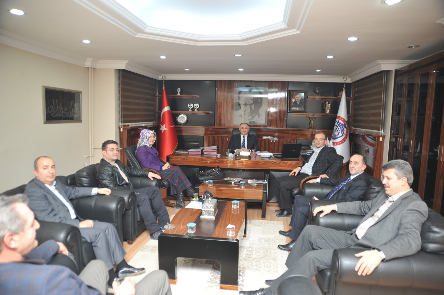 Kent Konseyi Baskani ve Yönetimi Belediye Baskani Neset Çaglayan'i Makaminda Ziyaret Etti 