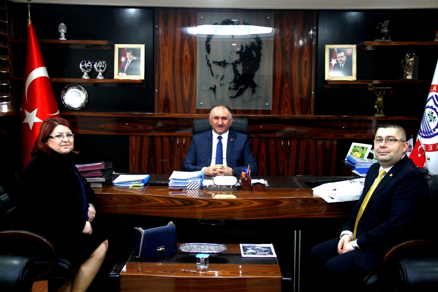 Vakif Bank Orhangazi Şubesi Müdüresi Nihal Öner, Belediye Başkanı Neşet Çağlayan'ı Makamında Ziyaret Etti 