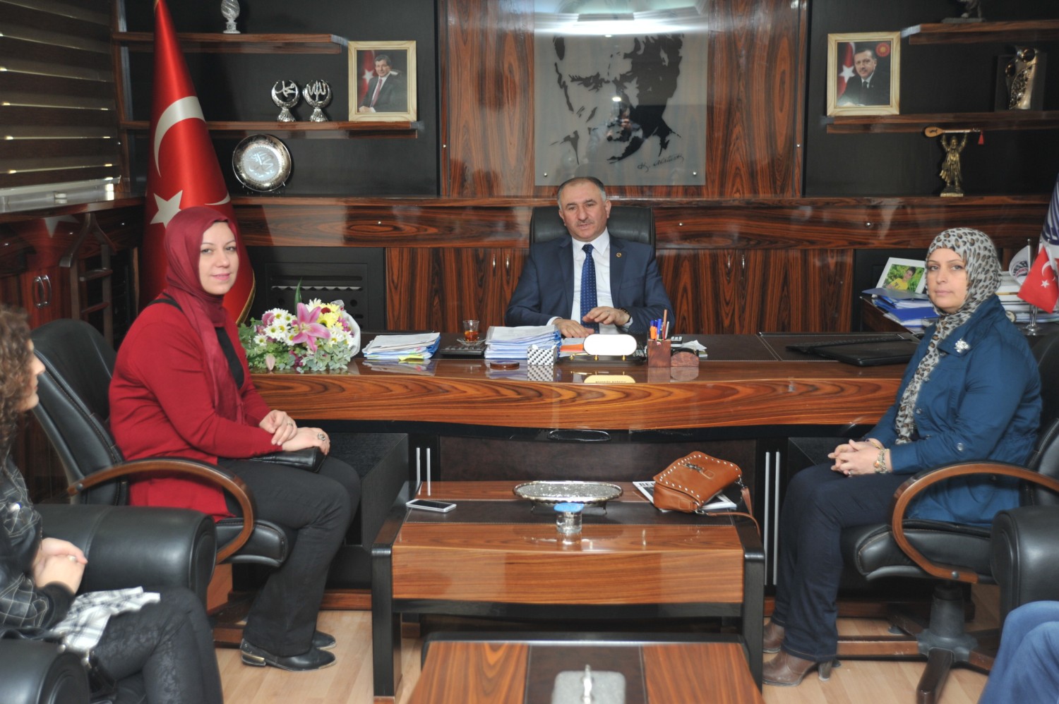 Alitekin ilk ve Ortaokulunun Aile Birliği Başkanı ve Yönetimi Belediye Başkanı Neşet Çağlayan'ı Makamında Ziyaret Etti 