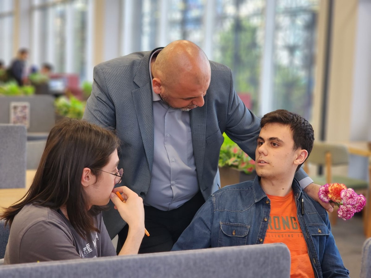 Kütüphanede Ders Çalışan Öğrencilere Sürpriz Ziyaret