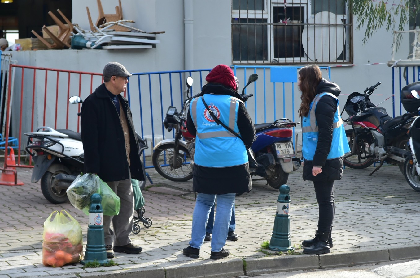 Mavi Yelekli Genç Belediyeciler Yine Orhangazi Sokaklarında