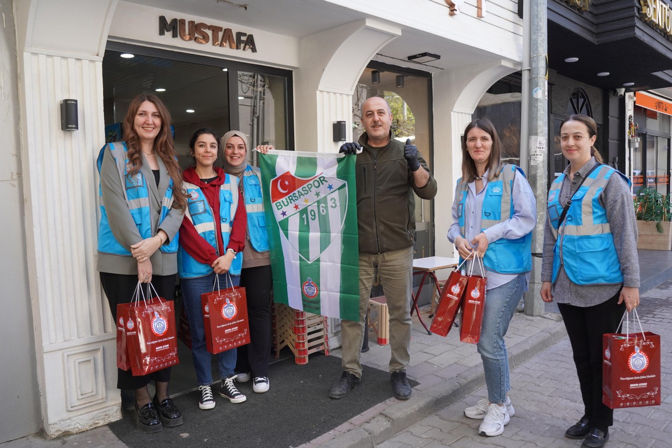 Mavi Yelekliler yeşil beyaz gönülleriyle esnafa Bursaspor bayrağı hediye etti