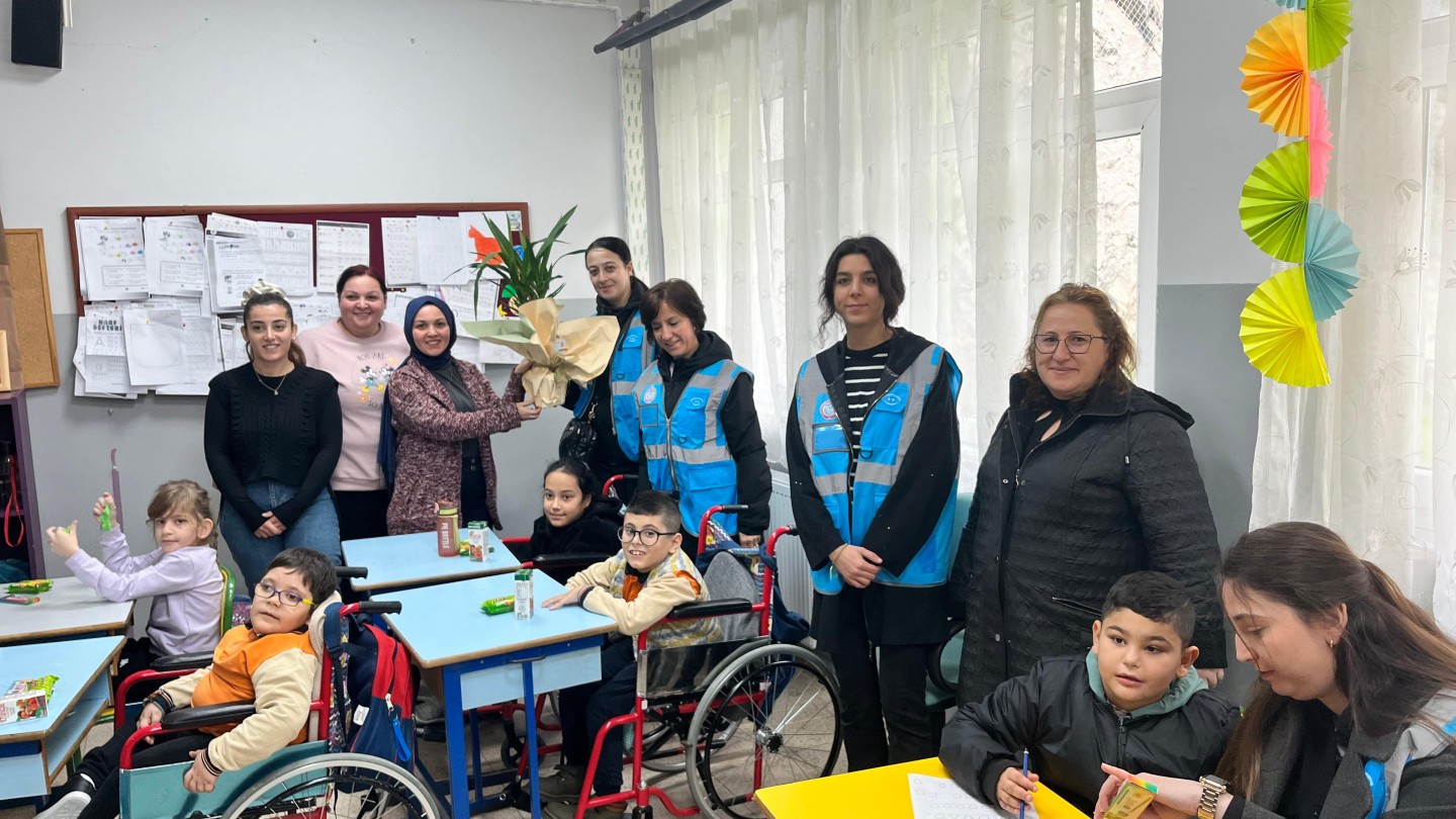 MAVİ YELEKLİLERDEN 3 ARALIK ÇIKARMASI: Orhangazi Belediyesi’nin Genç Ekibi Minik Kalplerle Buluştu