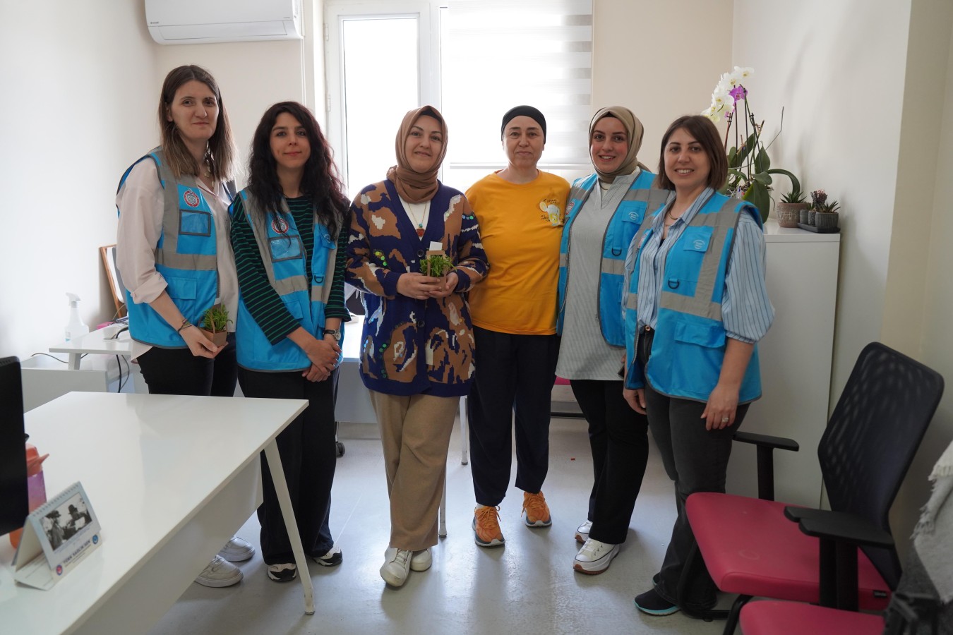 Mavi Yeleklilerden Beyaz Önlüklülere Anlamlı Ziyaret