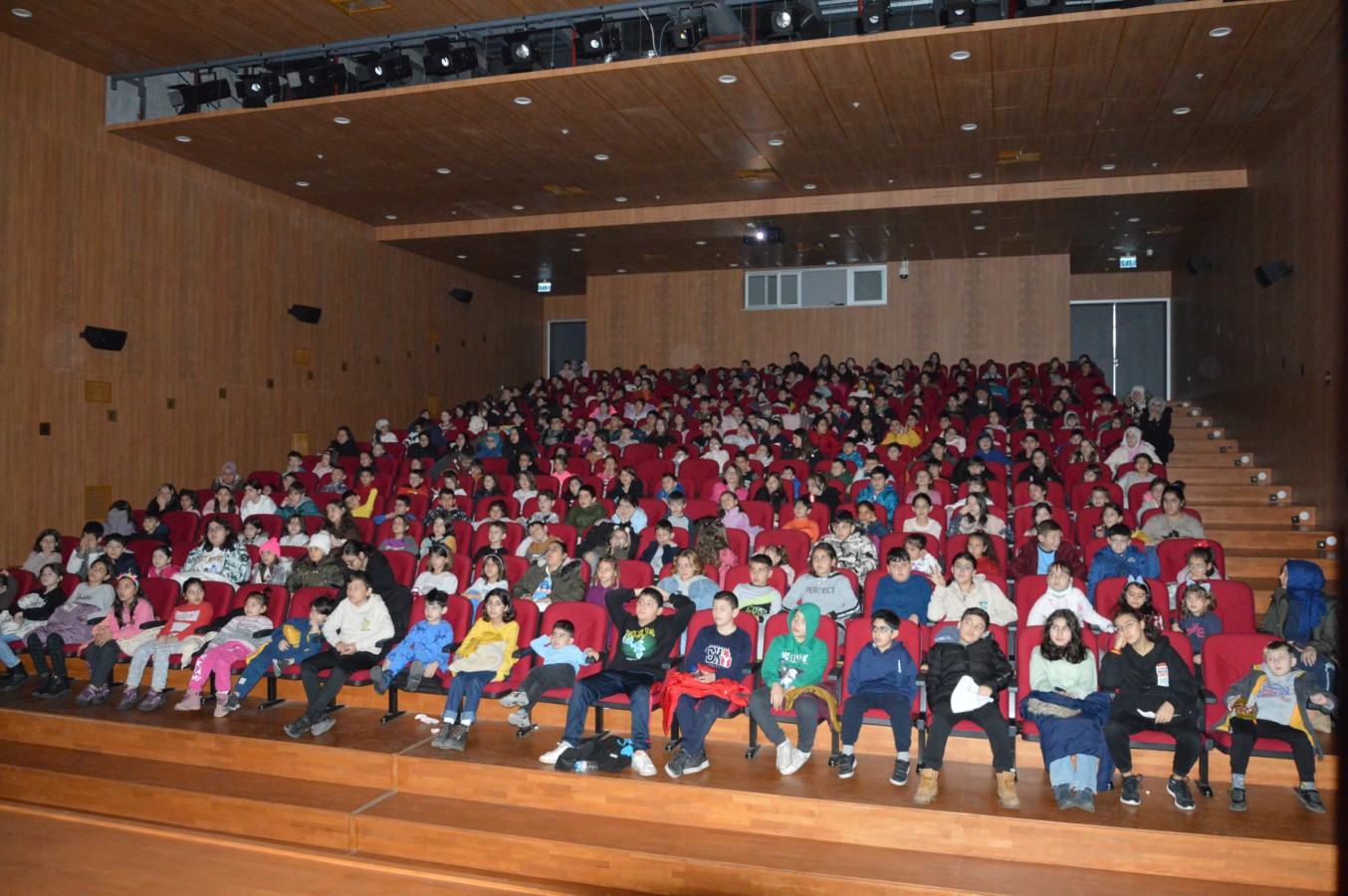 Minik Öğrencilere Başkan Amcalarından Karne Hediyesi