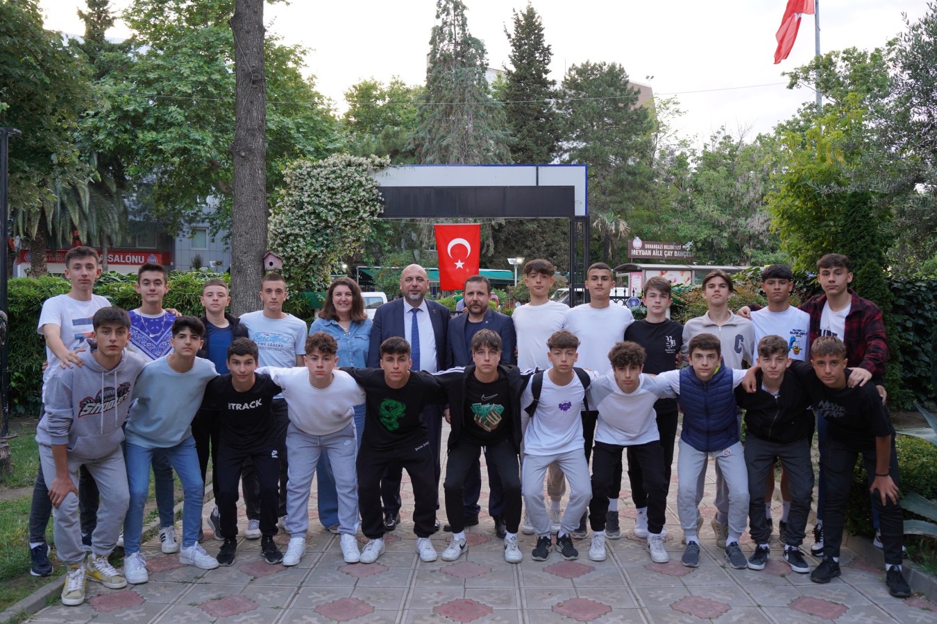 Orhangazi Belediye Başkanı Bekir Aydın Şampiyon Takımla Şampiyonluğu Pasta Keserek Kutladı